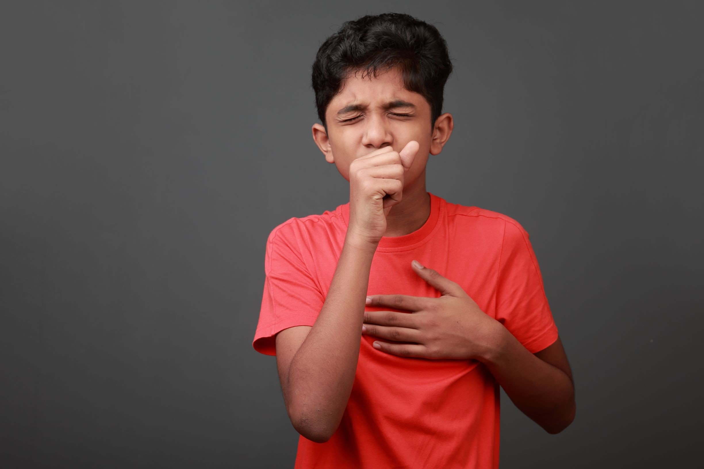 Que fazer quando uma criança apresenta expetoração e tosse